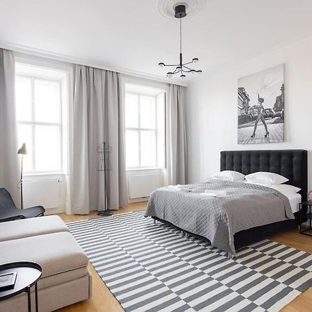 Franz 24 - Typical Viennese Apartment In The Heart Of Виена Екстериор снимка