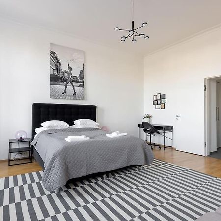 Franz 24 - Typical Viennese Apartment In The Heart Of Виена Екстериор снимка
