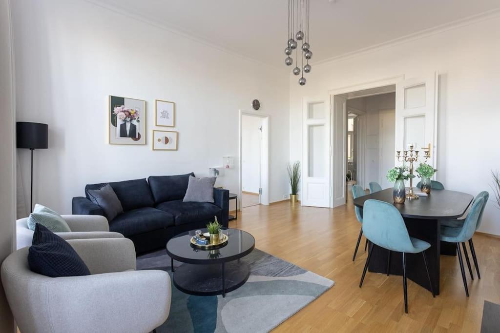 Franz 24 - Typical Viennese Apartment In The Heart Of Виена Екстериор снимка