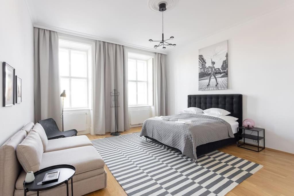 Franz 24 - Typical Viennese Apartment In The Heart Of Виена Екстериор снимка