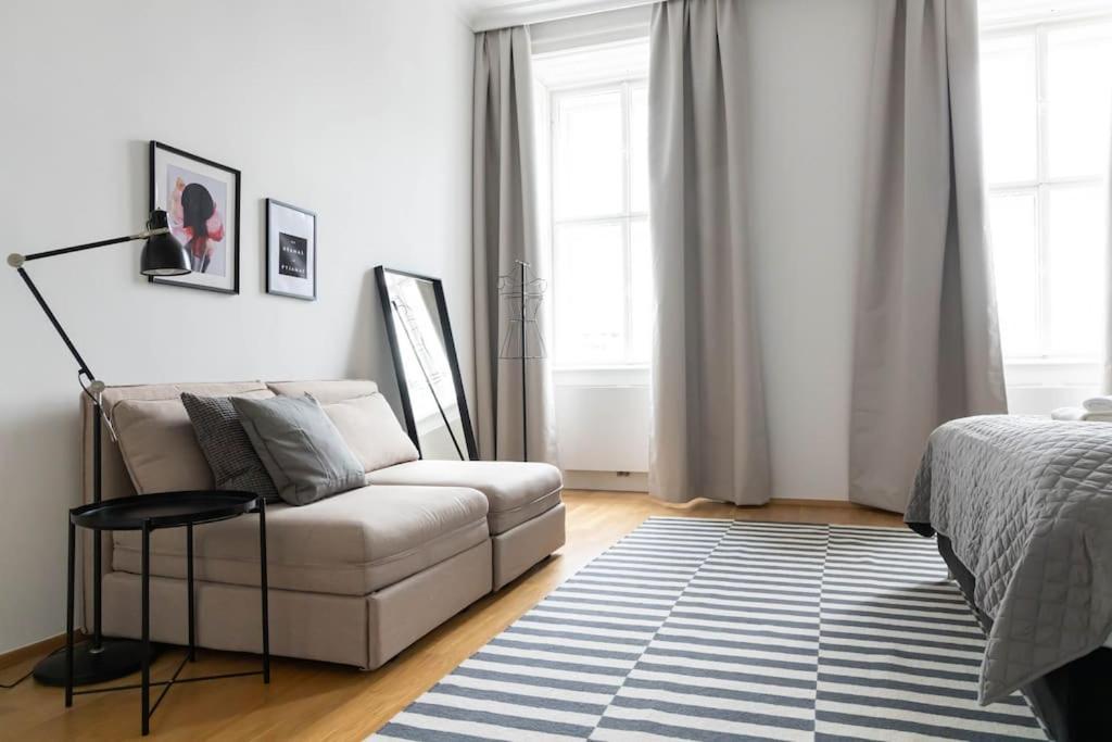 Franz 24 - Typical Viennese Apartment In The Heart Of Виена Екстериор снимка