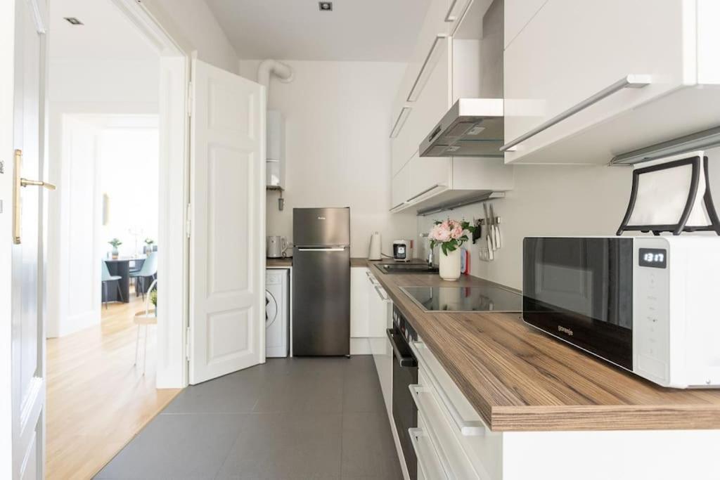 Franz 24 - Typical Viennese Apartment In The Heart Of Виена Екстериор снимка