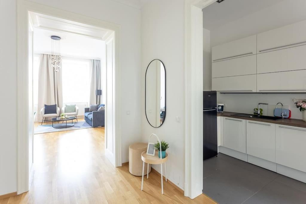Franz 24 - Typical Viennese Apartment In The Heart Of Виена Екстериор снимка