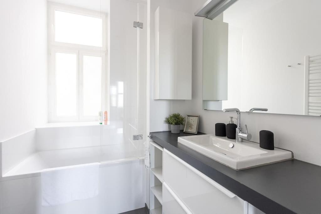 Franz 24 - Typical Viennese Apartment In The Heart Of Виена Екстериор снимка