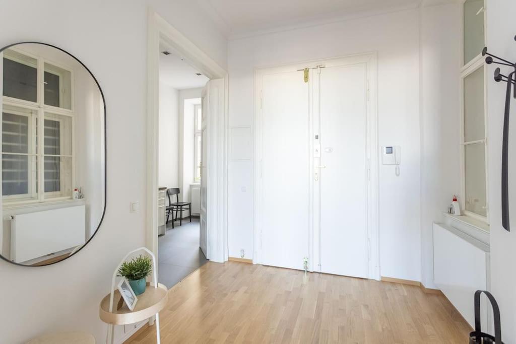 Franz 24 - Typical Viennese Apartment In The Heart Of Виена Екстериор снимка